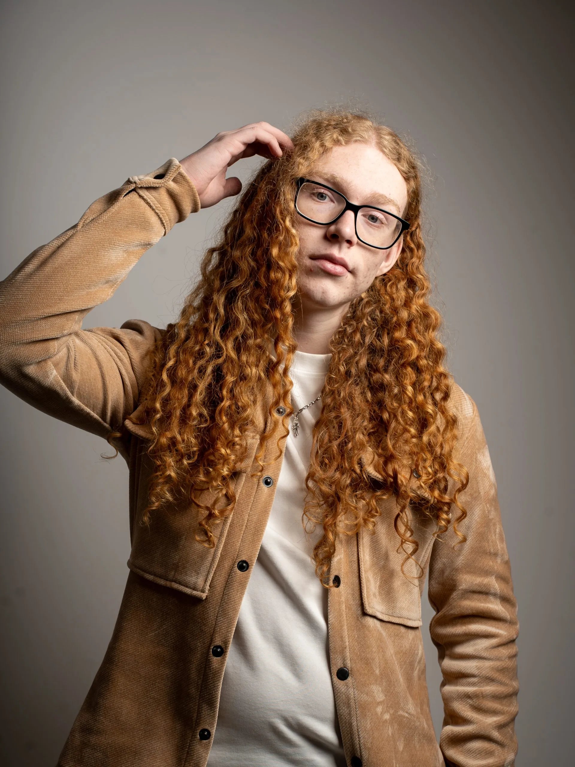 Camasa casual bej din material soft si elastic, cu buzunare