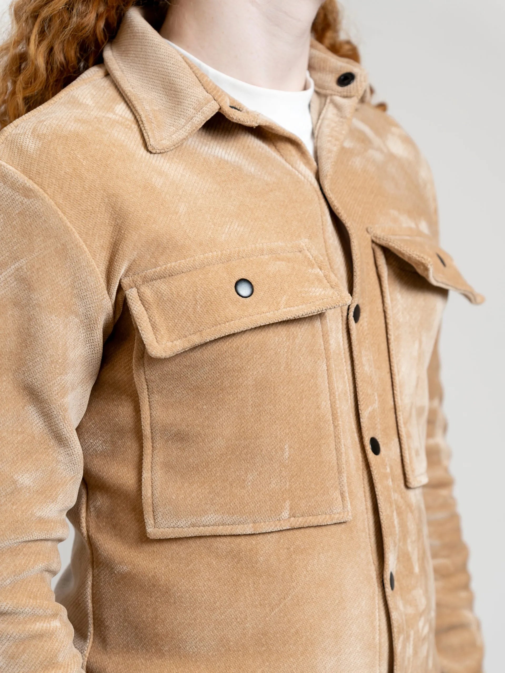 Camasa casual bej din material soft si elastic, cu buzunare