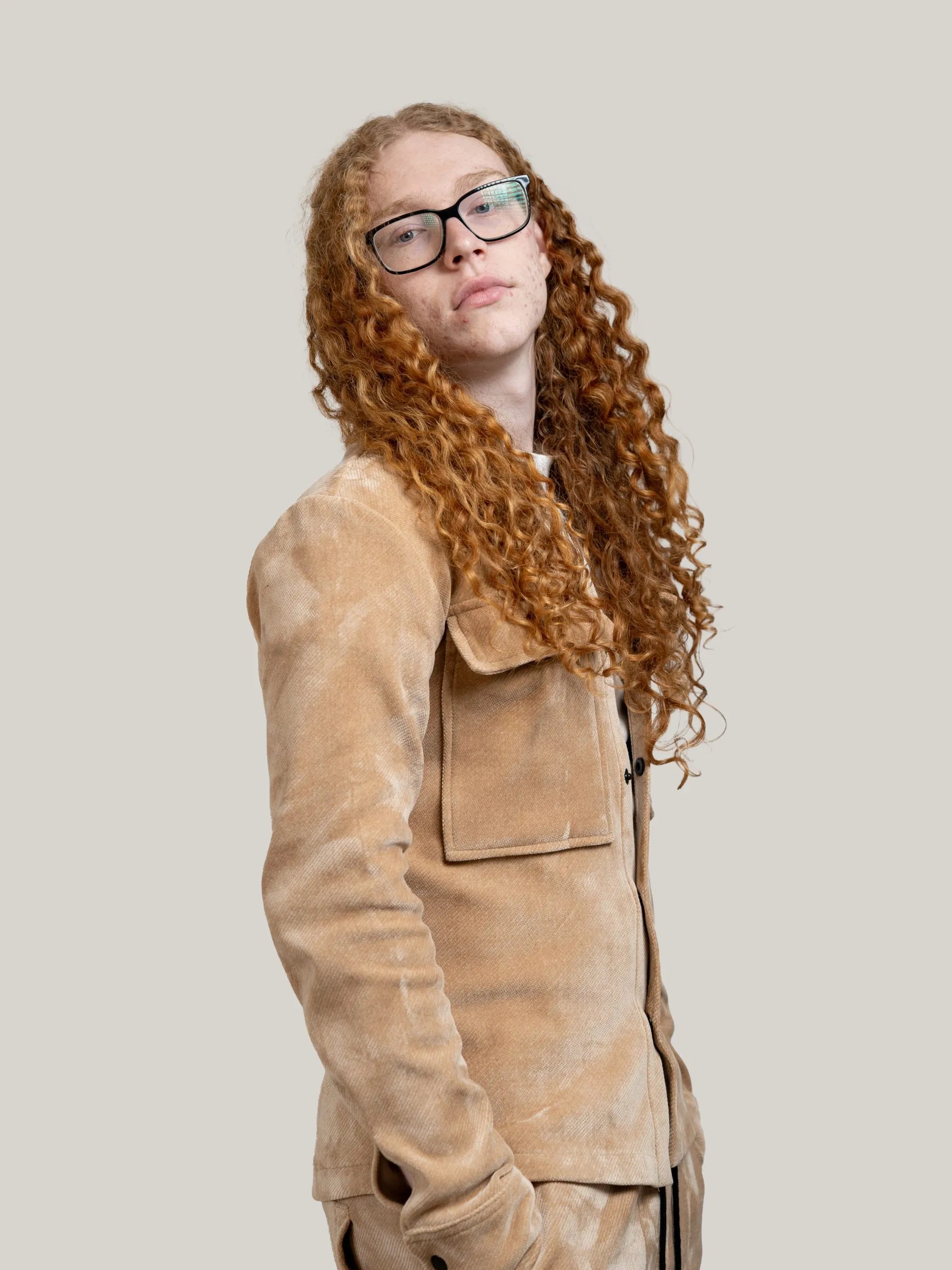 Camasa casual bej din material soft si elastic, cu buzunare