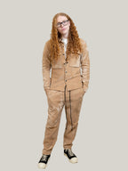 Compleu casual bej din raiat elastic, camasa cu capse și pantaloni cu talie elastica ELESI