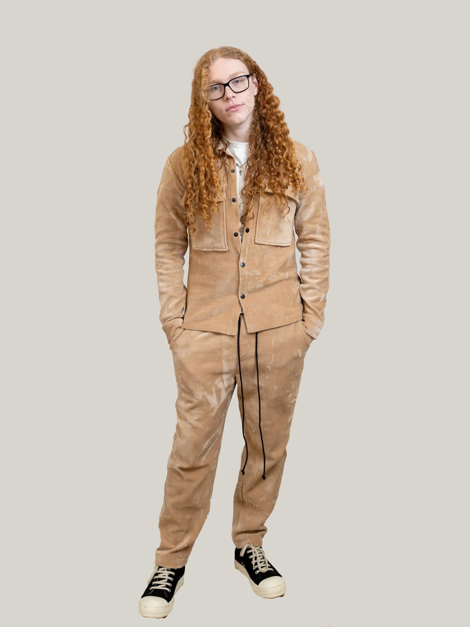 Compleu casual bej din raiat elastic, camasa cu capse și pantaloni cu talie elastica