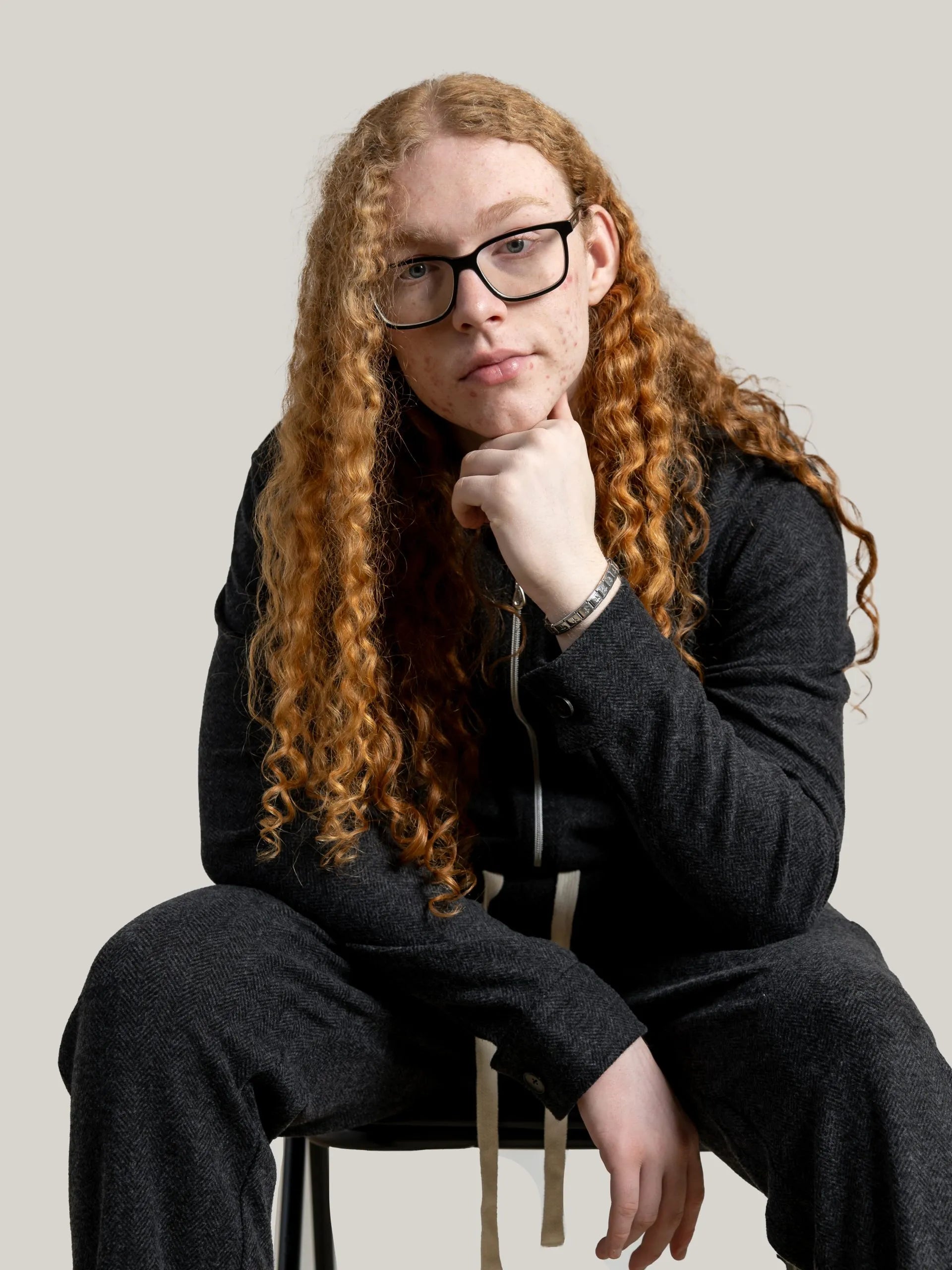 Compleu antracit – jachetă cu detalii pe piept si buzunare,pantalon cu talie elastica si snur