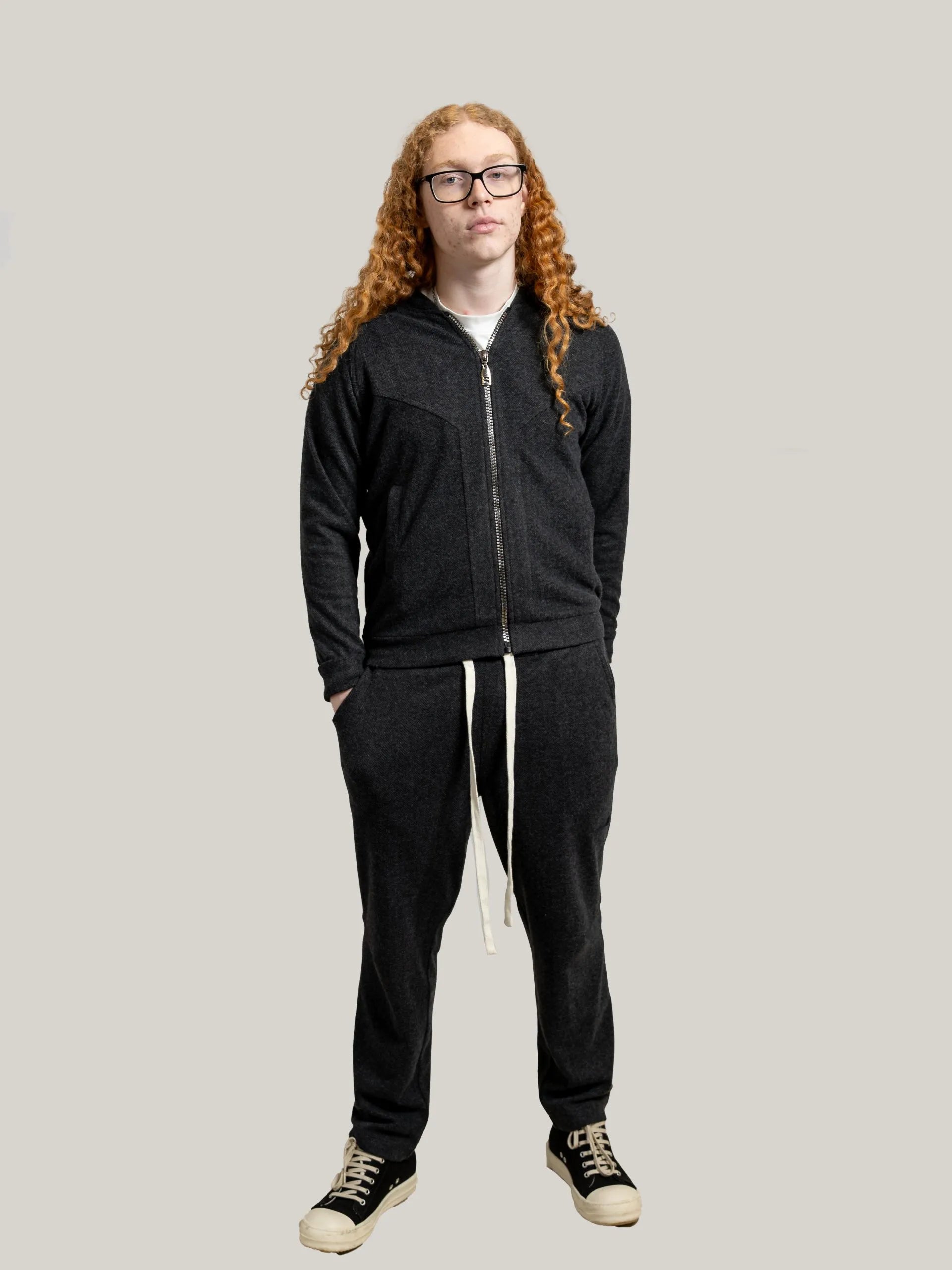 Compleu antracit – jachetă cu detalii pe piept si buzunare,pantalon cu talie elastica si snur