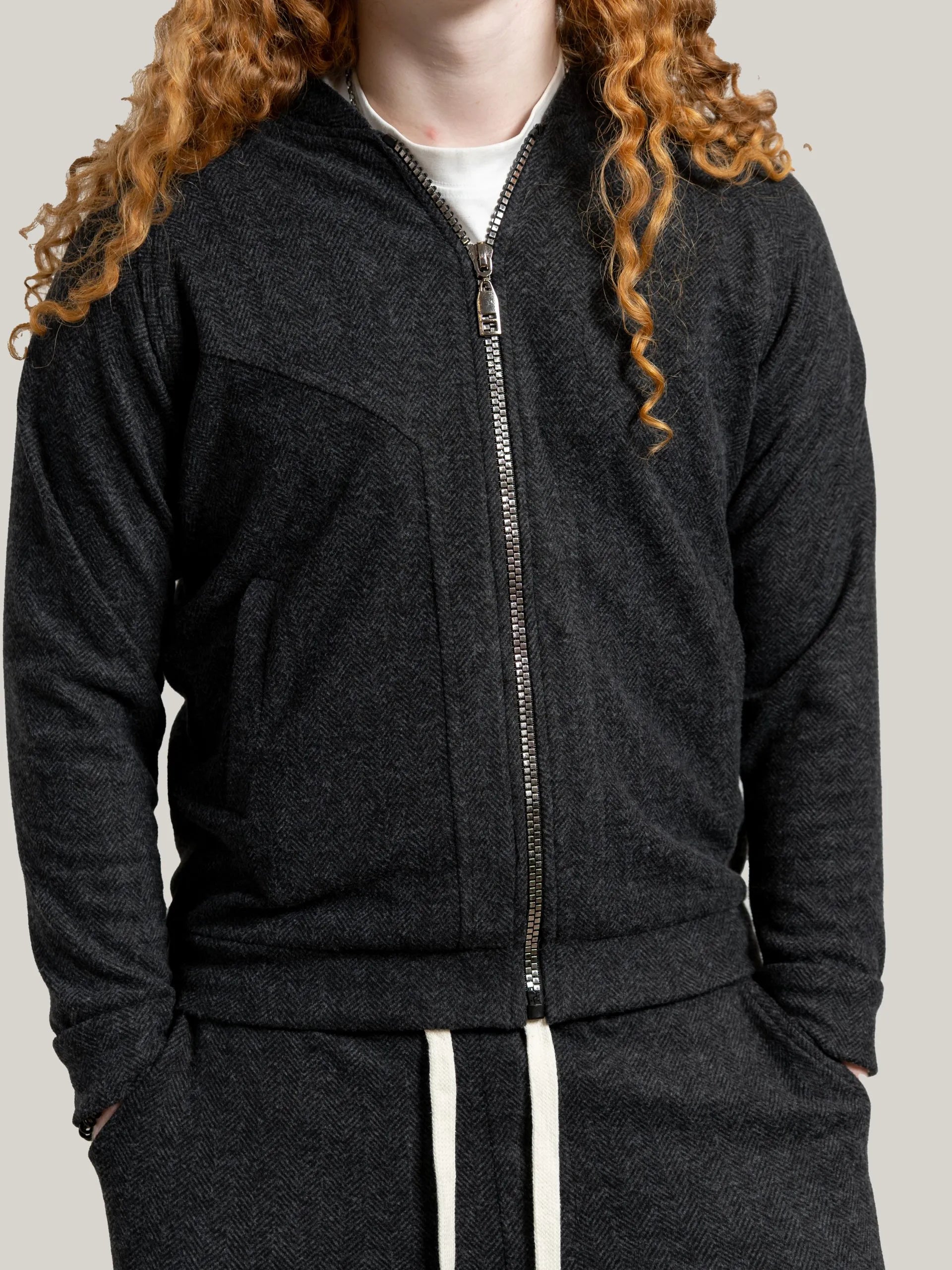 Compleu antracit – jachetă cu detalii pe piept si buzunare,pantalon cu talie elastica si snur