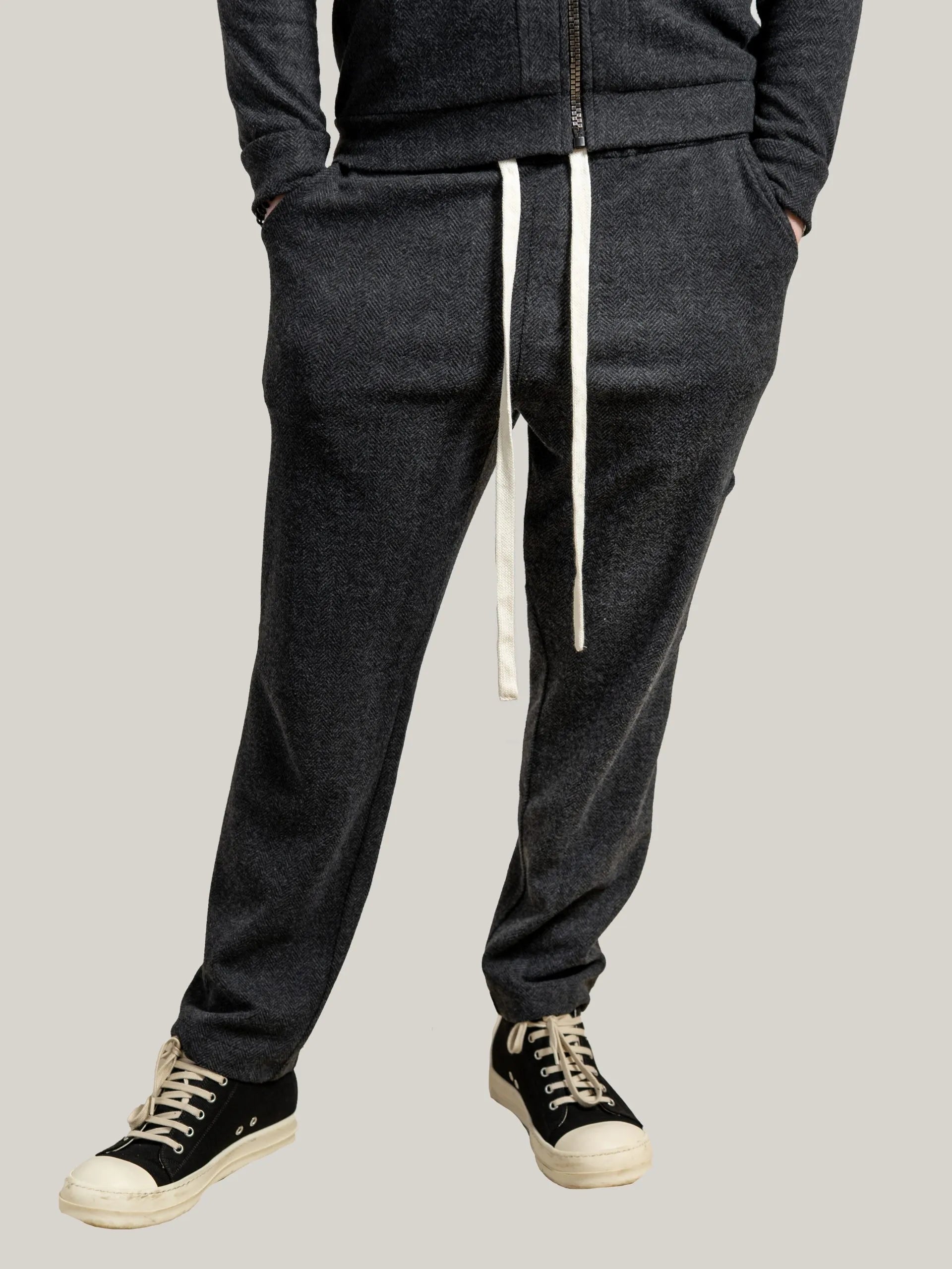 Compleu antracit – jachetă cu detalii pe piept si buzunare,pantalon cu talie elastica si snur