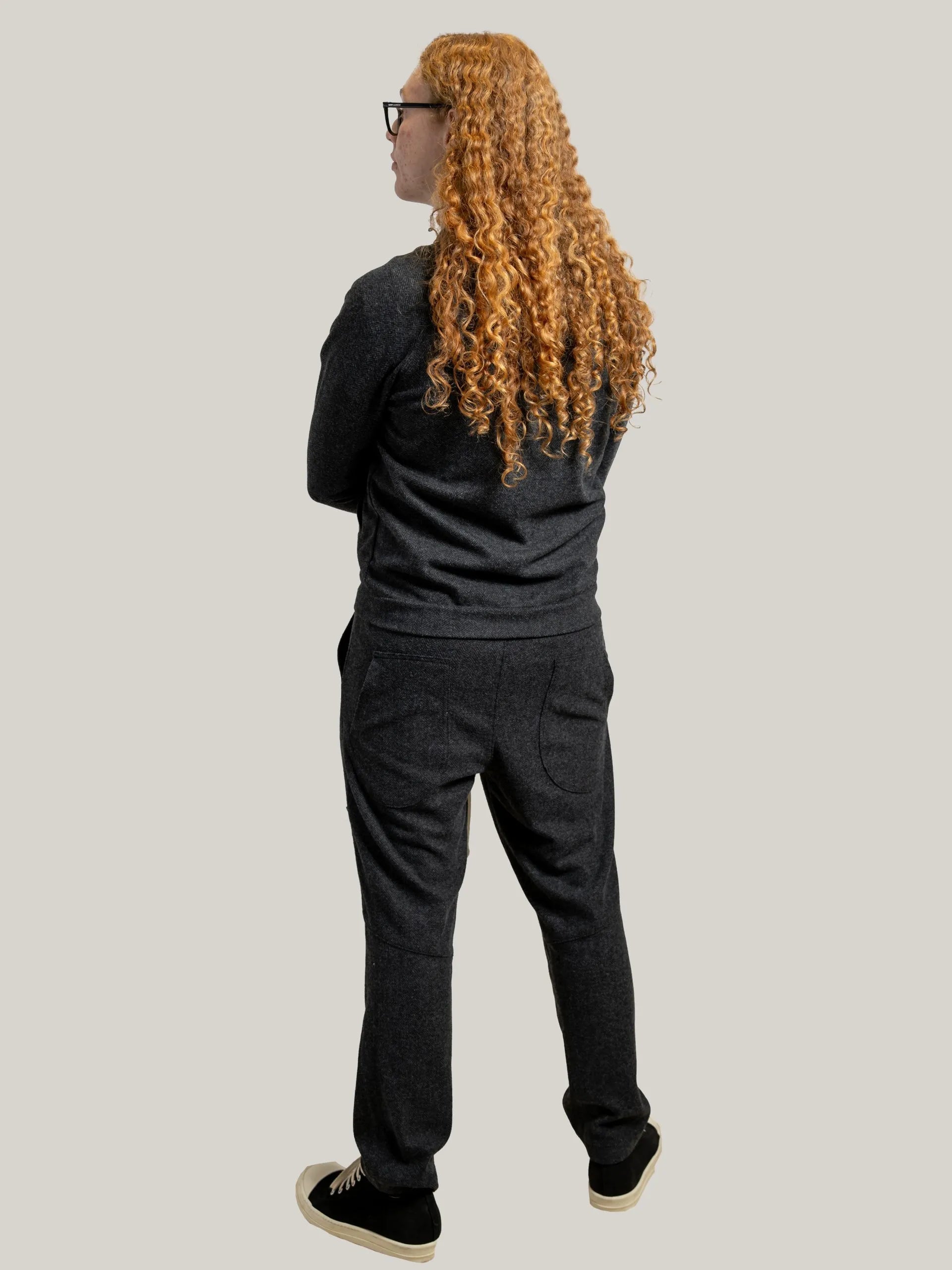 Compleu antracit – jachetă cu detalii pe piept si buzunare,pantalon cu talie elastica si snur ELESI
