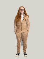 Compleu casual bej din raiat elastic, camasa cu capse și pantaloni cu talie elastica ELESI