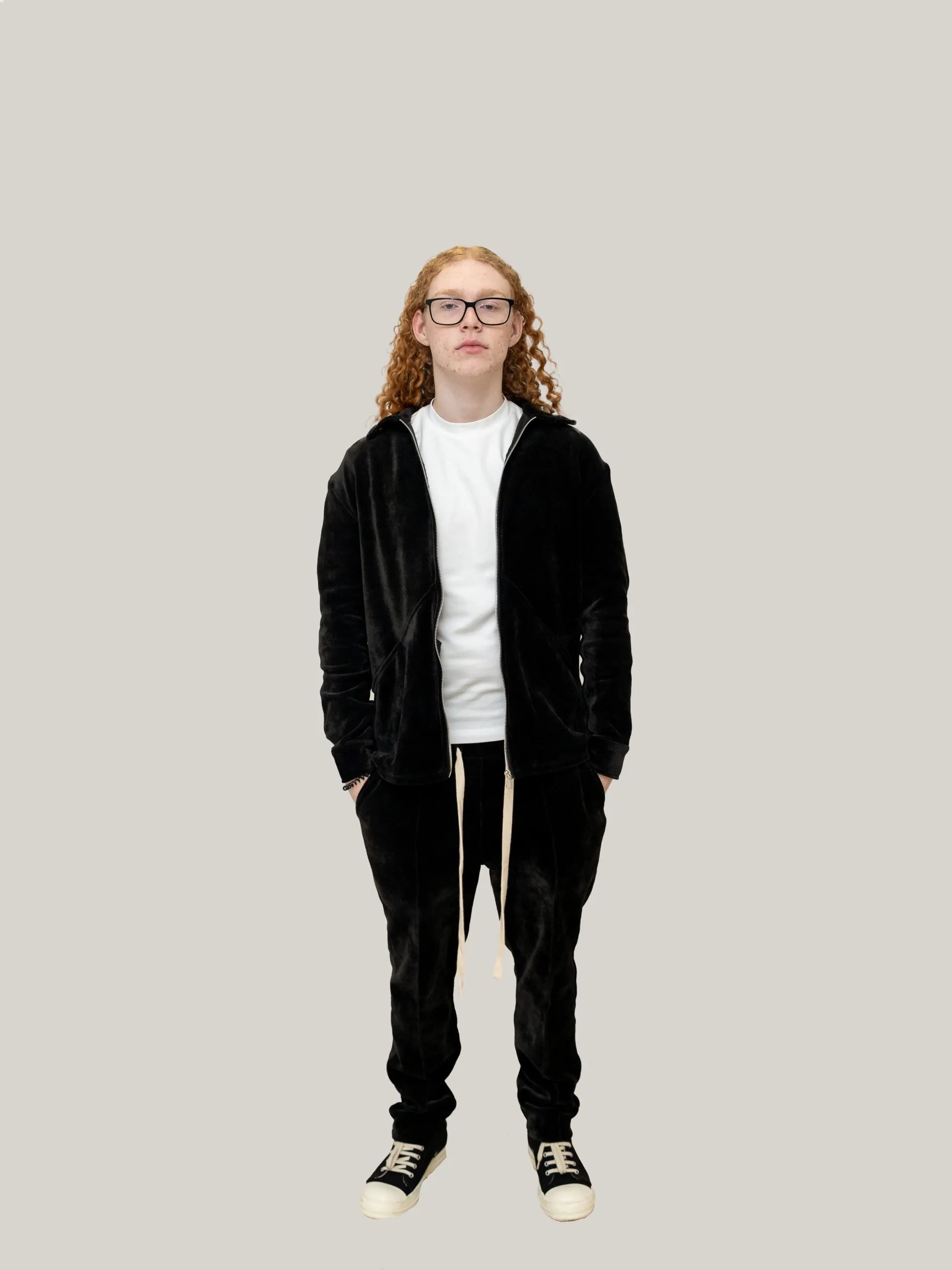 Compleu negru din raiat elastic, jacheta cu fermoar și pantaloni casual cu talie elastica