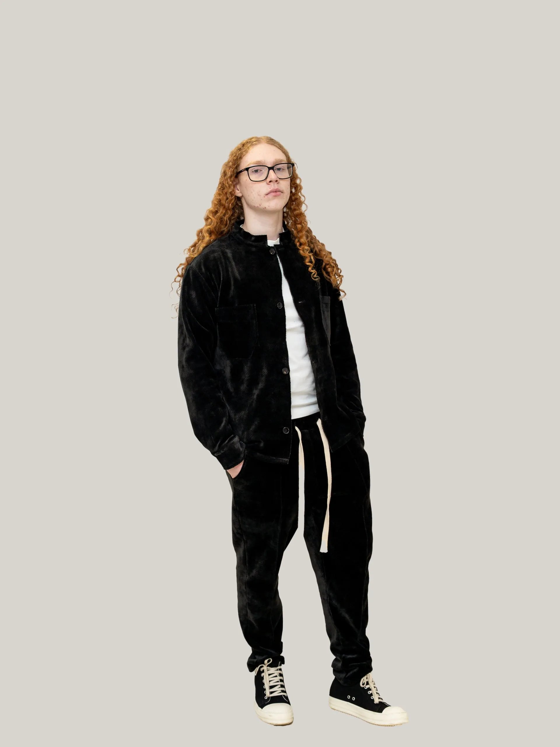 Compleu negru din raiat elastic, tunică cu nasturi și pantaloni casual