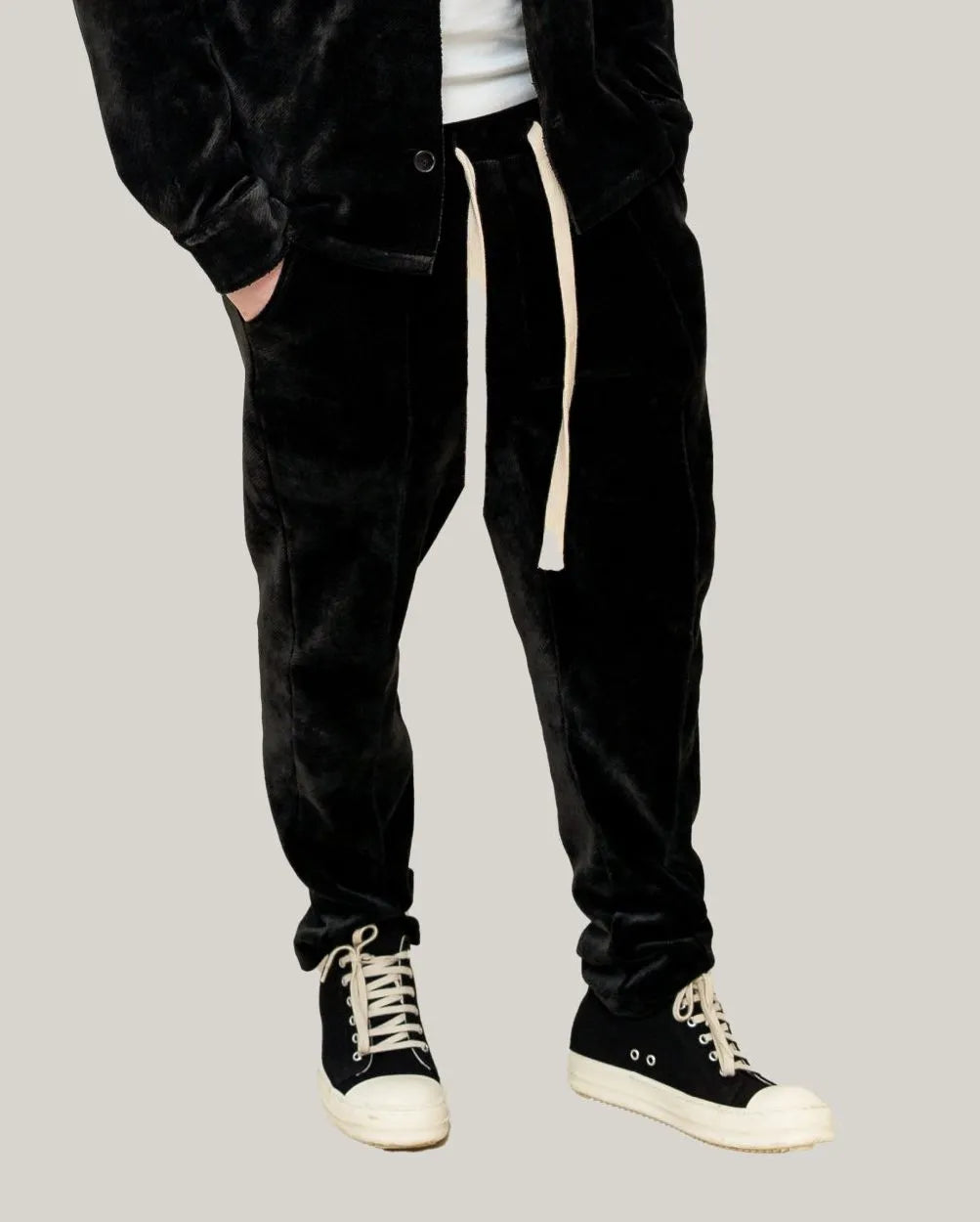 Pantaloni jogger negri din raiat elastic, cu talie elastică și șnur contrastant