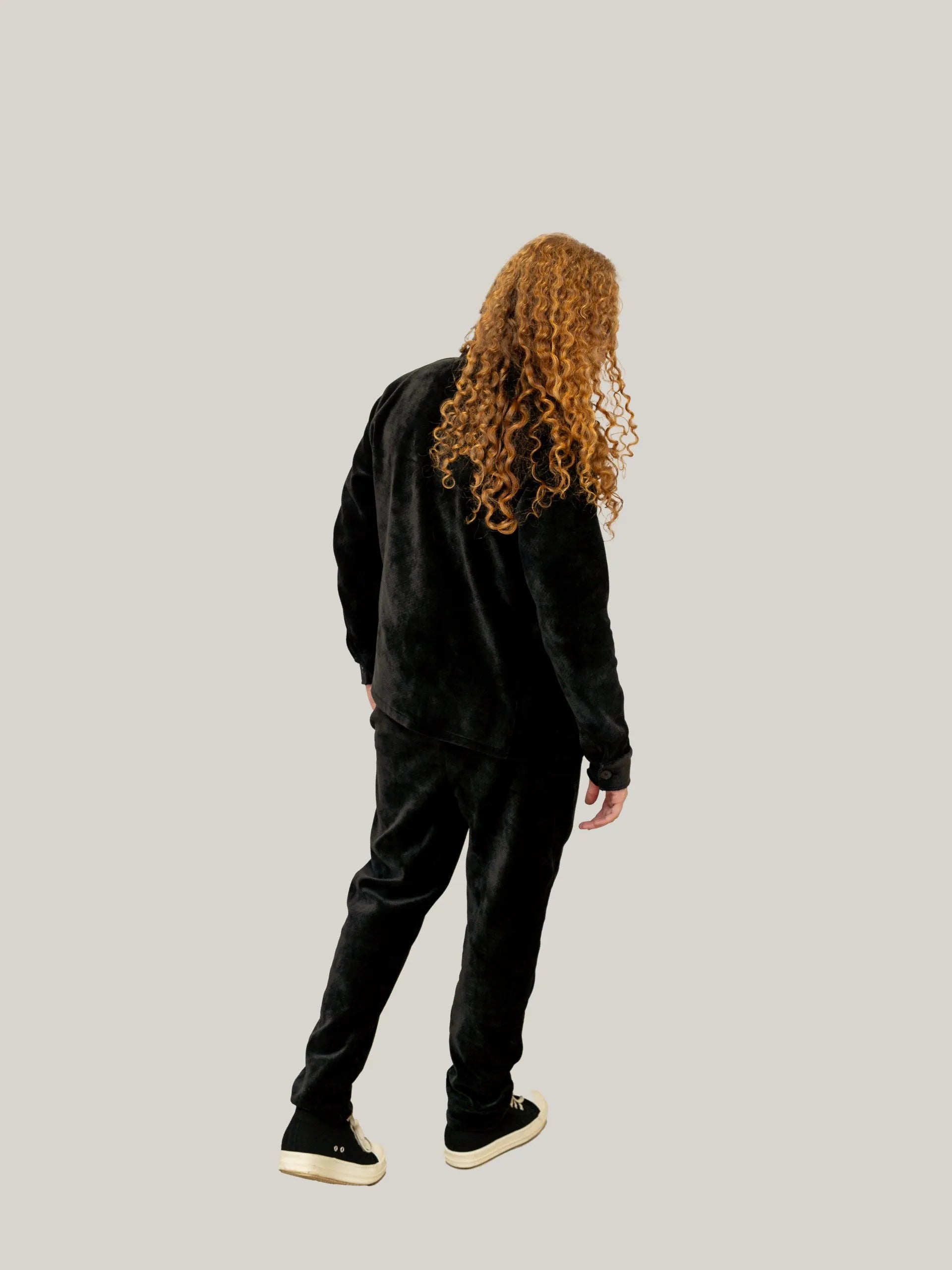 Compleu negru din raiat elastic, tunică cu nasturi și pantaloni casual