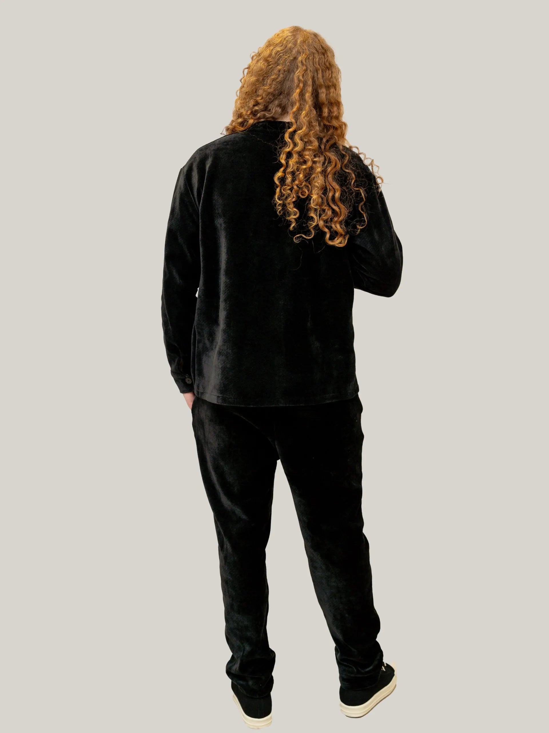 Compleu negru din raiat elastic, tunică cu nasturi și pantaloni casual