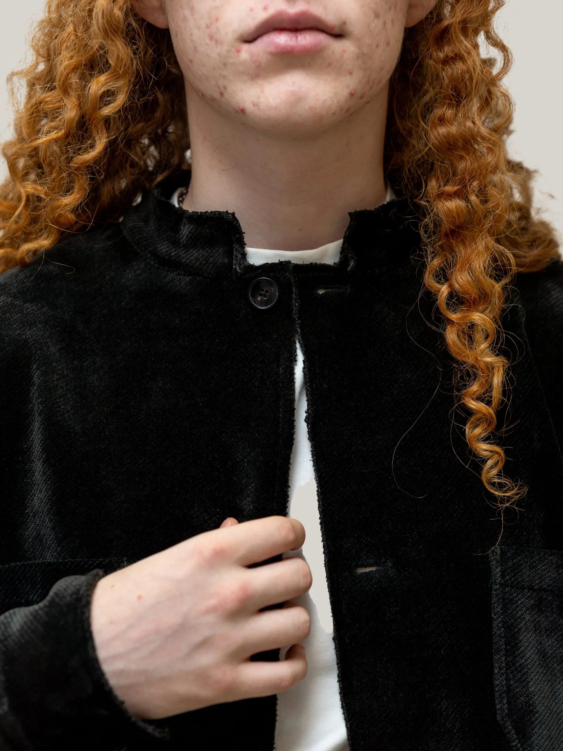 Tunica neagră raiat elastic, cu nasturi