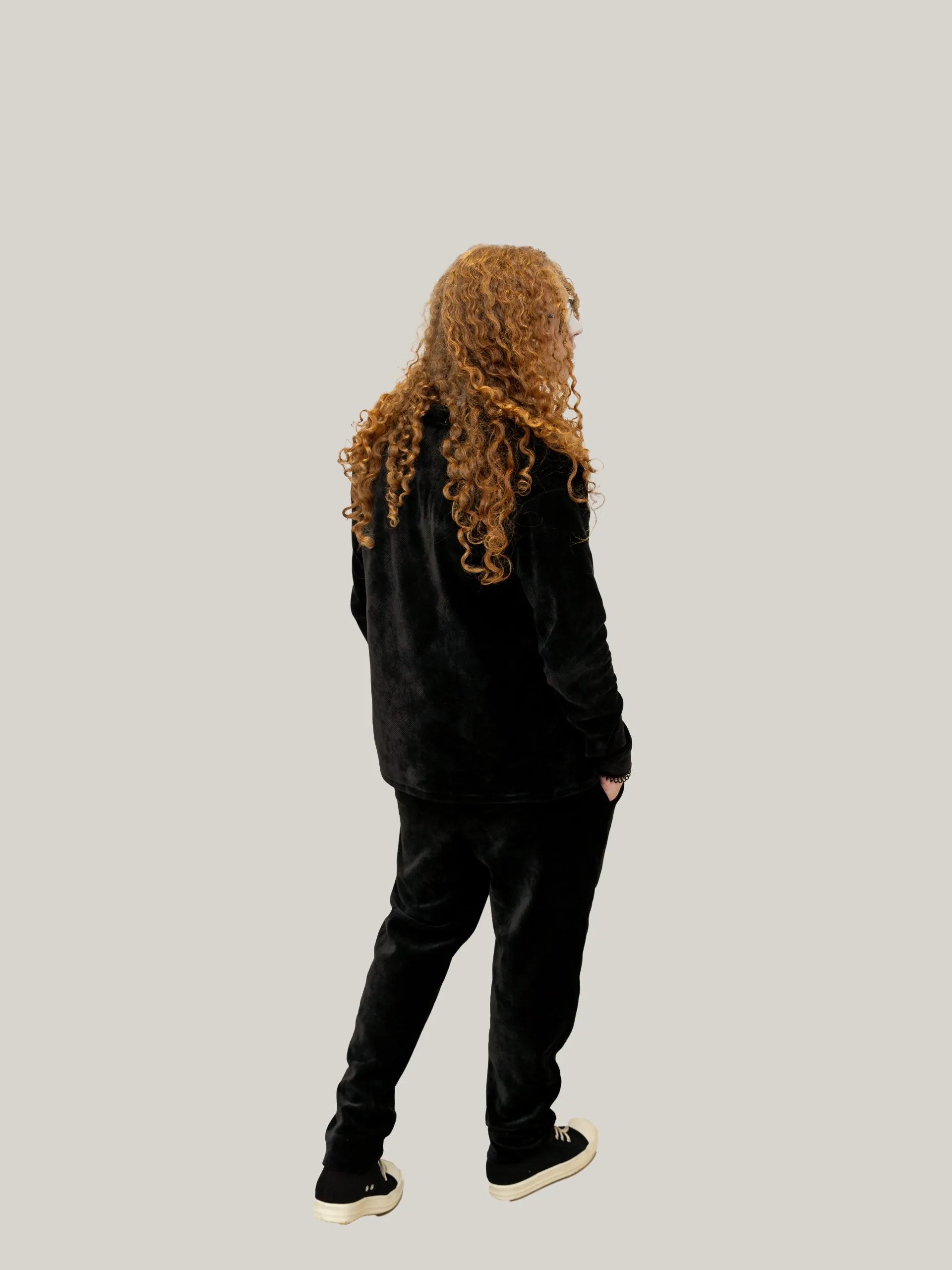 Pantaloni jogger negri din raiat elastic, cu talie elastică și șnur contrastant