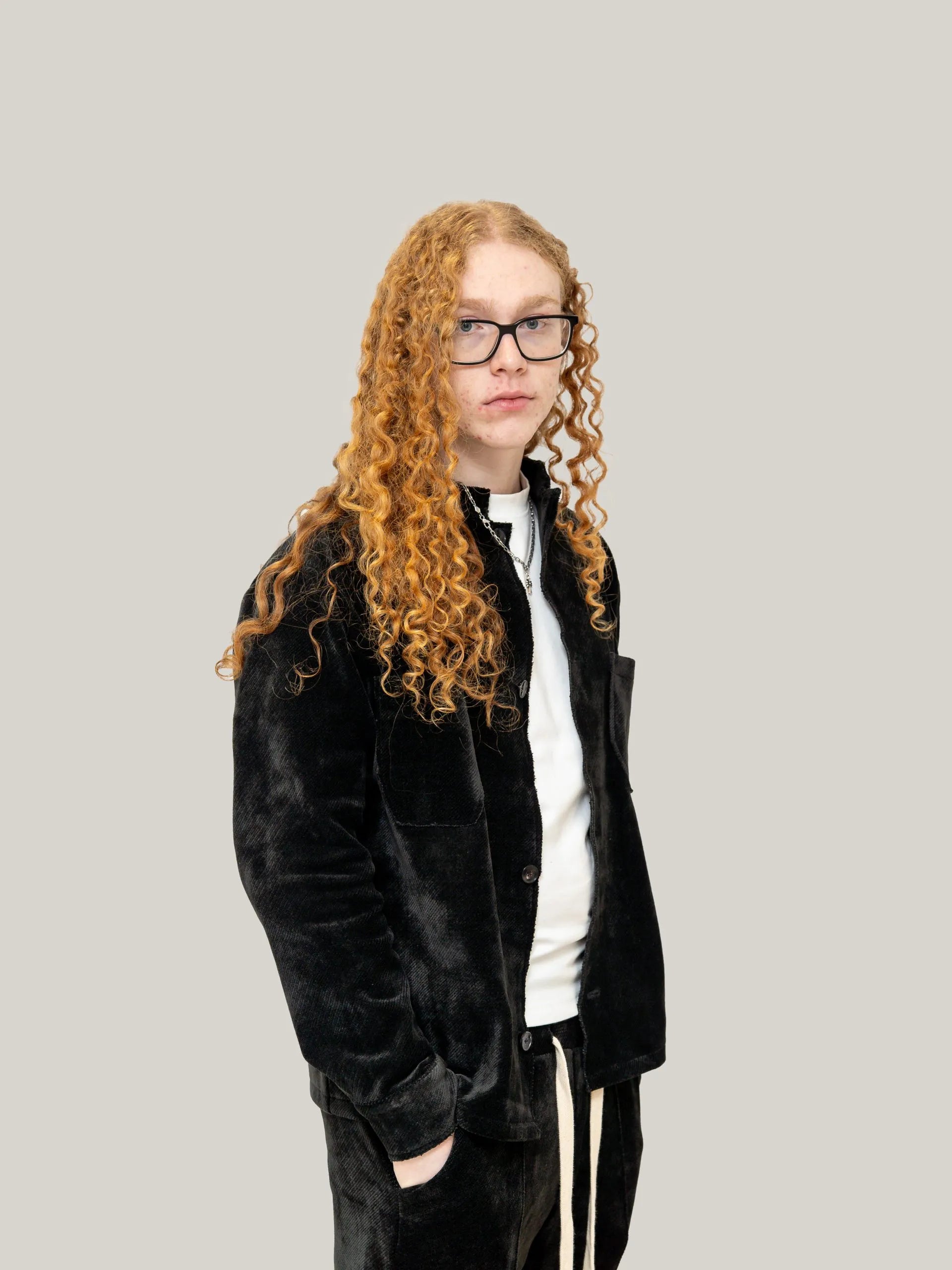 Compleu negru din raiat elastic, tunică cu nasturi și pantaloni casual