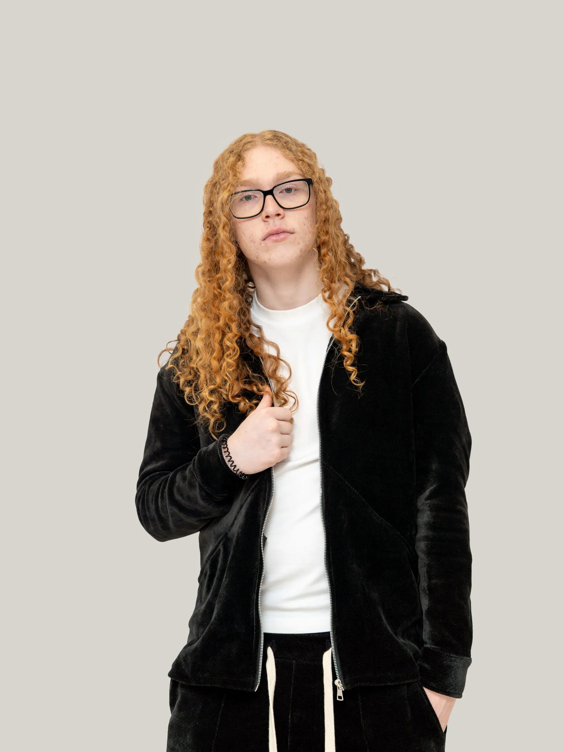 Compleu negru din raiat elastic, jacheta cu fermoar și pantaloni casual cu talie elastica